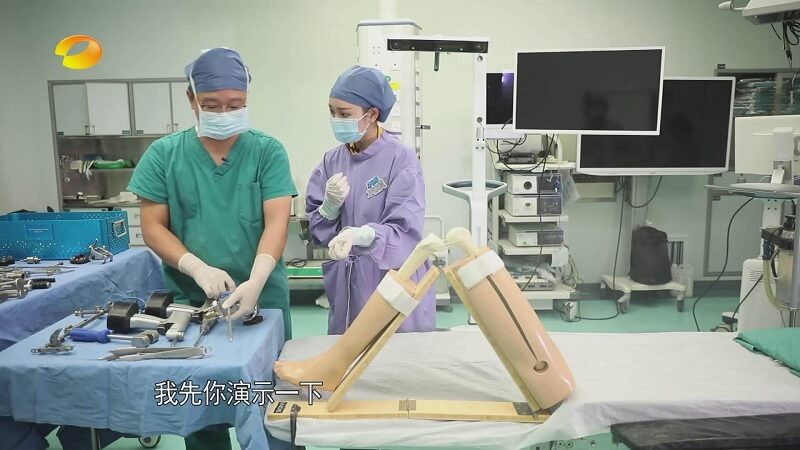 《機(jī)器人如何操作膝關(guān)節(jié)置換手術(shù)？》